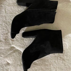 Guess ankle bootie, faux suede in black. US 10